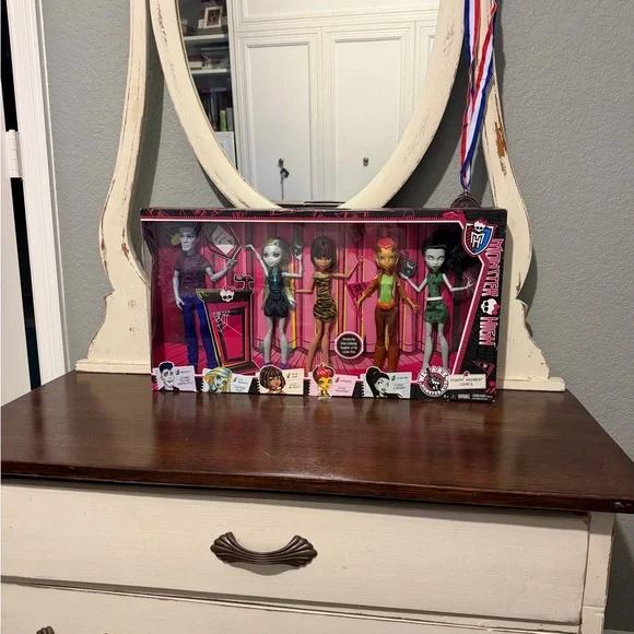 monster high doll set with bright pink packaging - Picture 1 of 9